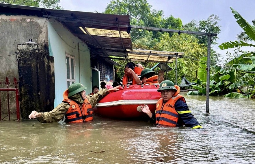 Hoa Kỳ viện trợ khẩn cấp thêm 500.000 USD cho Việt Nam sau các cơn bão liên tiếp