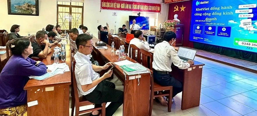 nhà cung cấp giải pháp công nghệ gồm VNPT, Viettel, MISA, KiotViet và Softdream nhằm tư vấn, hỗ trợ kỹ thuật tại chỗ cho người nộp thuế. Ảnh: Phương Linh. nhà cung cấp giải pháp công nghệ gồm VNPT, Viettel, MISA, KiotViet và Softdream nhằm tư vấn, hỗ trợ kỹ thuật tại chỗ cho người nộp thuế. Ảnh: Phương Linh.