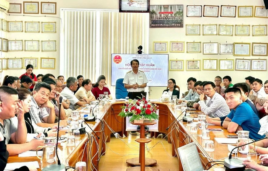 Thuế cơ sở 6 tỉnh Gia Lai tổ chức Hội nghị tập huấn chuyển đổi mô hình từ thuế khoán sang kê khai đối với hộ kinh doanh trên địa bàn 17 xã, phường. Thuế cơ sở 6 tỉnh Gia Lai tổ chức Hội nghị tập huấn chuyển đổi mô hình từ thuế khoán sang kê khai đối với hộ kinh doanh trên địa bàn 17 xã, phường.