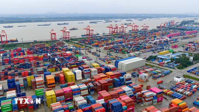 Kinh tế Mỹ nhận “lợi ích bất ngờ” từ làn sóng xuất khẩu của Trung Quốc Quang cảnh cảng hàng hóa tại tỉnh Giang Tô, Trung Quốc. (Ảnh: THX/TTXVN)
