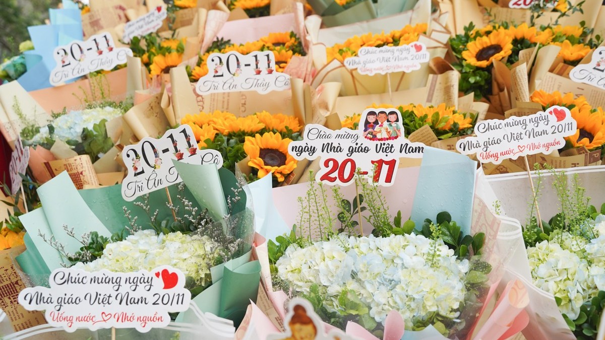 Giá hoa tươi tăng mạnh dịp Ngày Nhà giáo Việt Nam 20/11