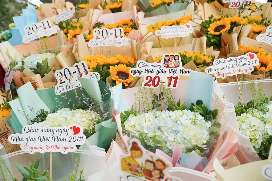 Giá hoa tươi tăng mạnh dịp Ngày Nhà giáo Việt Nam 20/11