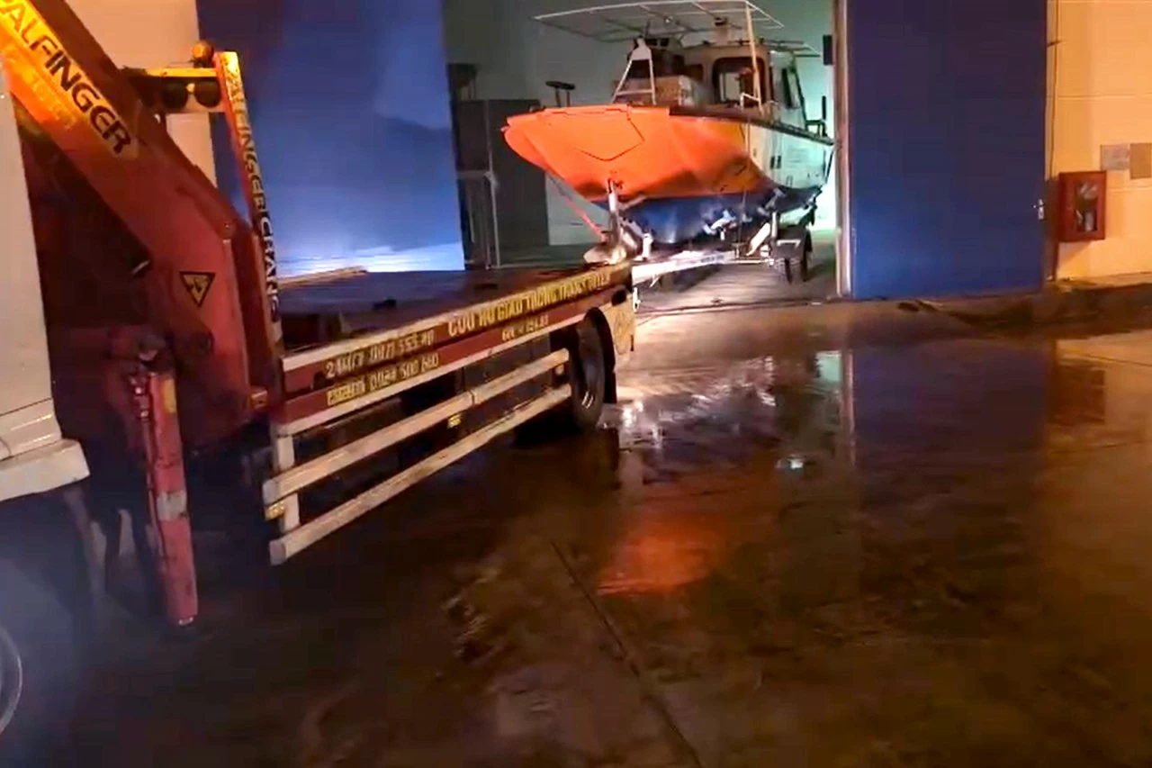 Khẩn cấp xuất cấp hàng nghìn vật tư, thiết bị và 5 xuồng cao tốc cho tỉnh Đắk Lắk để ứng phó với mưa lũ Khẩn cấp xuất cấp hàng nghìn vật tư, thiết bị và 5 xuồng cao tốc cho tỉnh Đắk Lắk để ứng phó với mưa lũ