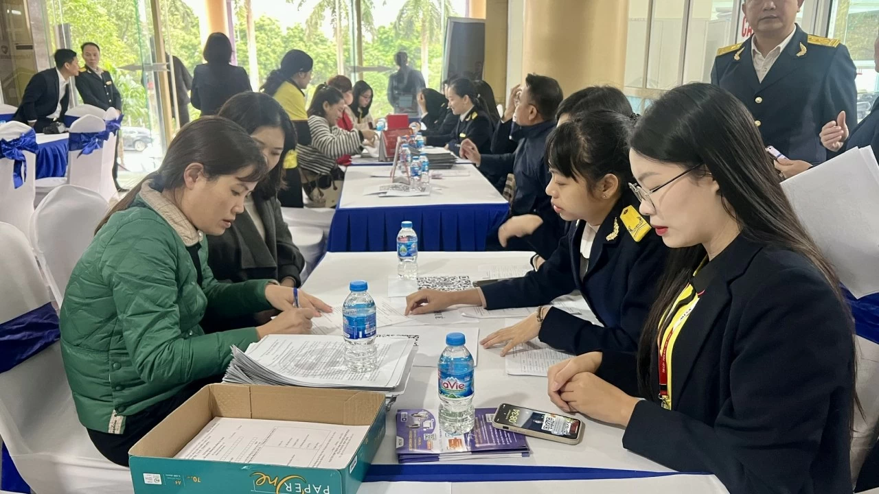 Thuế tỉnh Ninh Bình đồng loạt ra quân hỗ trợ hộ kinh doanh chuyển đổi sang phương pháp kê khai