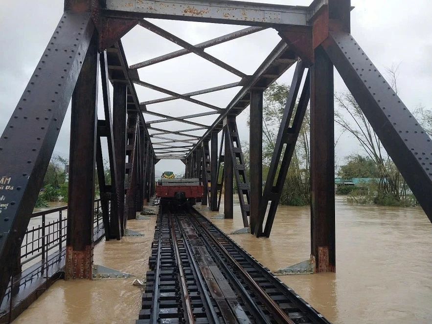 Mưa lũ Nam Trung Bộ gây thiệt hại lớn cho hoạt động vận tải đường sắt