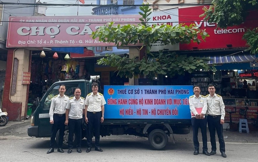 Cơ quan Thuế địa phương đẩy mạnh chiến dịch 60 ngày hỗ trợ hộ kinh doanh chuyển sang kê khai thuế Cơ quan Thuế địa phương đẩy mạnh chiến dịch 60 ngày hỗ trợ hộ kinh doanh chuyển sang kê khai thuế