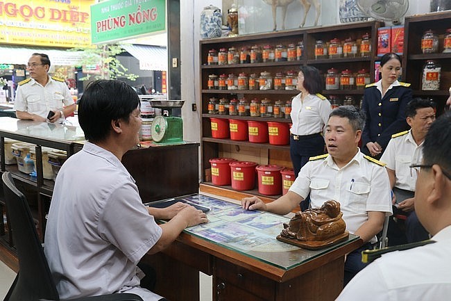 Cơ quan Thuế địa phương đẩy mạnh chiến dịch 60 ngày hỗ trợ hộ kinh doanh chuyển sang kê khai thuế Cơ quan Thuế địa phương đẩy mạnh chiến dịch 60 ngày hỗ trợ hộ kinh doanh chuyển sang kê khai thuế