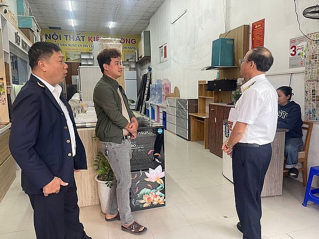 Cơ quan Thuế địa phương đẩy mạnh chiến dịch 60 ngày hỗ trợ hộ kinh doanh chuyển sang kê khai thuế Cơ quan Thuế địa phương đẩy mạnh chiến dịch 60 ngày hỗ trợ hộ kinh doanh chuyển sang kê khai thuế