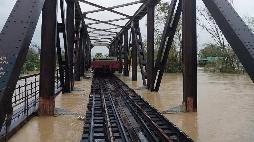 Mưa lũ Nam Trung Bộ gây thiệt hại lớn cho hoạt động vận tải đường sắt