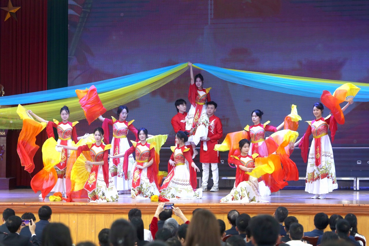 Trường Đại học Tài chính - Quản trị kinh doanh kỷ niệm 43 năm Ngày Nhà giáo Việt Nam Trường Đại học Tài chính - Quản trị kinh doanh kỷ niệm 43 năm Ngày Nhà giáo Việt Nam