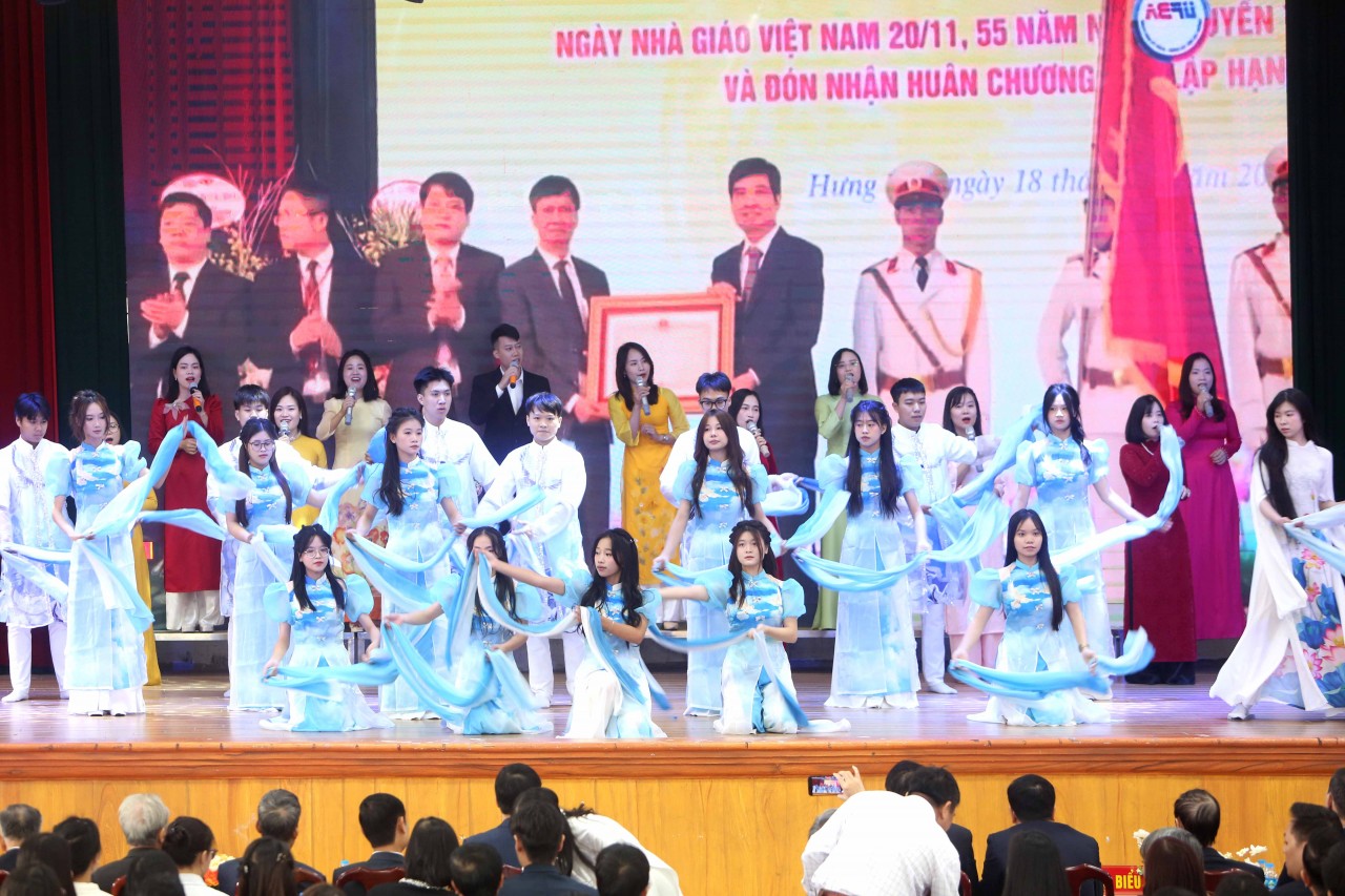 Trường Đại học Tài chính - Quản trị kinh doanh kỷ niệm 43 năm Ngày Nhà giáo Việt Nam Trường Đại học Tài chính - Quản trị kinh doanh kỷ niệm 43 năm Ngày Nhà giáo Việt Nam