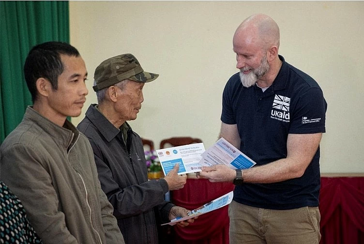 Vương quốc Anh tăng mức viện trợ hỗ trợ Việt Nam khắc phục hậu quả bão lũ