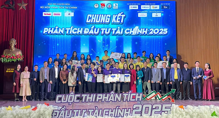 RENAISSANCE xuất sắc giành Quán quân cuộc thi phân tích đầu tư tài chính 2025