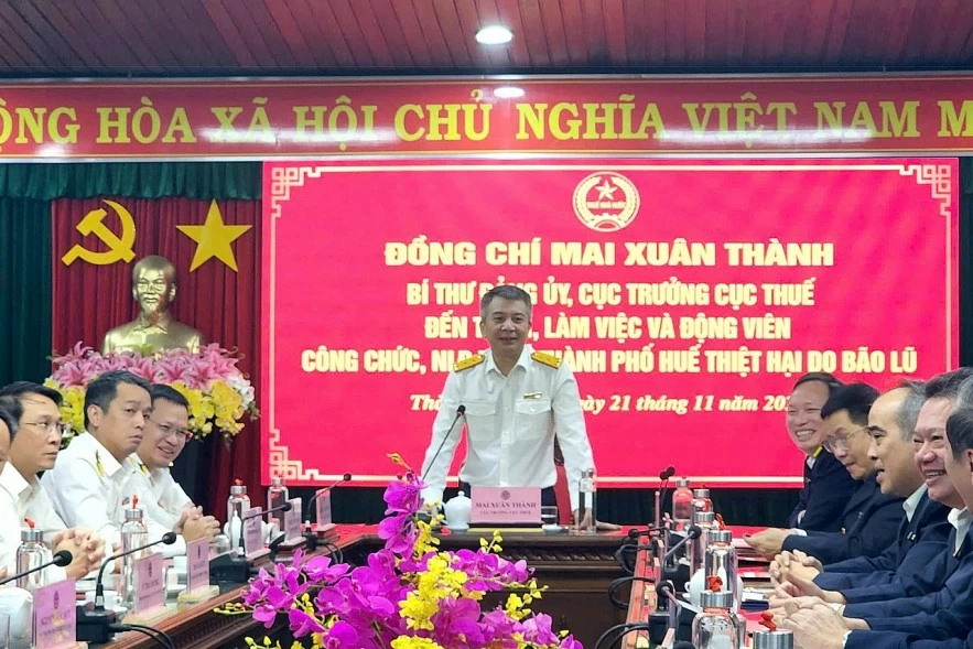Cục trưởng Cục Thuế Mai Xuân Thành trao tặng 200 suất quà cho người dân vùng lũ tại TP. Huế