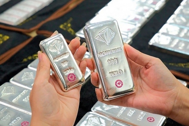 Giá bạc vẫn giữ ở mức cao trong tháng cuối năm