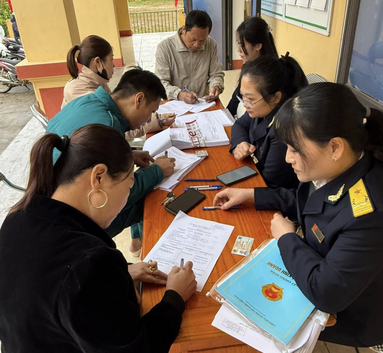 Thuế tỉnh Lào Cai lắng nghe, giải thích cặn kẽ để hộ kinh doanh hiểu và chuyển đổi sang kê khai Thuế tỉnh Lào Cai lắng nghe, giải thích cặn kẽ để hộ kinh doanh hiểu và chuyển đổi sang kê khai