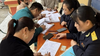 Thuế tỉnh Lào Cai lắng nghe, giải thích cặn kẽ để hộ kinh doanh hiểu và chuyển đổi sang kê khai