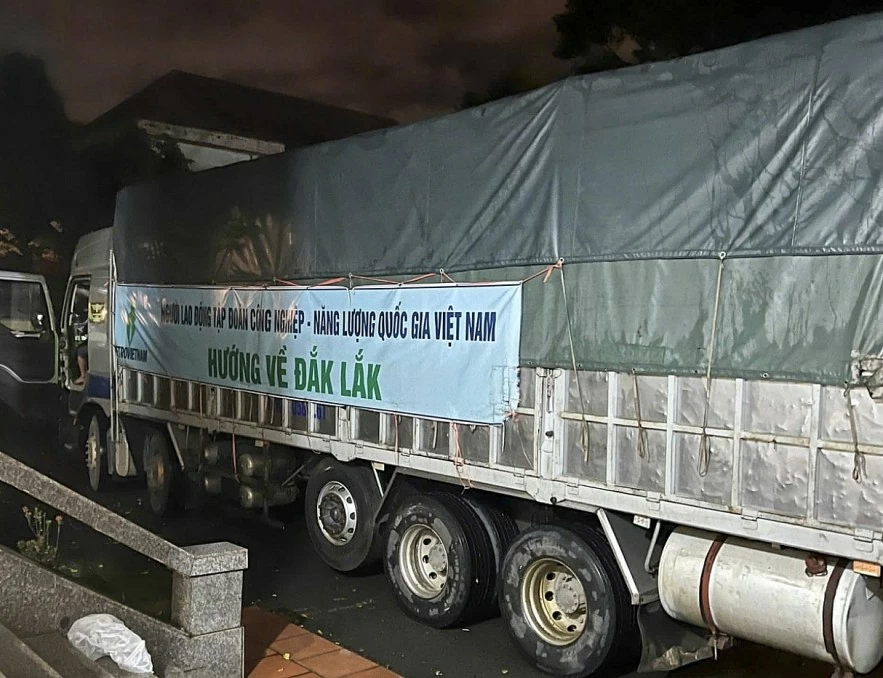 undefined Petrovietnam vận chuyển nhu yếu phẩm hỗ trợ đồng bào Đắk Lắk bị ảnh hưởng bởi thiên tai