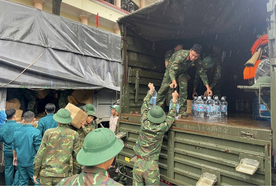 Petrovietnam vận chuyển nhu yếu phẩm hỗ trợ đồng bào Đắk Lắk bị ảnh hưởng bởi thiên tai