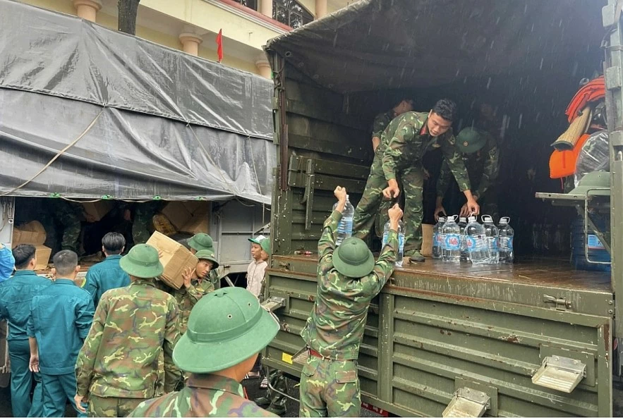 undefined Petrovietnam vận chuyển nhu yếu phẩm hỗ trợ đồng bào Đắk Lắk bị ảnh hưởng bởi thiên tai