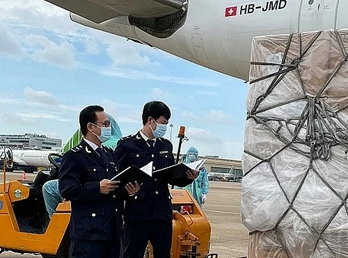 undefined Hải quan hoả tốc hỗ trợ thông quan hàng viện trợ khẩn cấp cho vùng lũ
