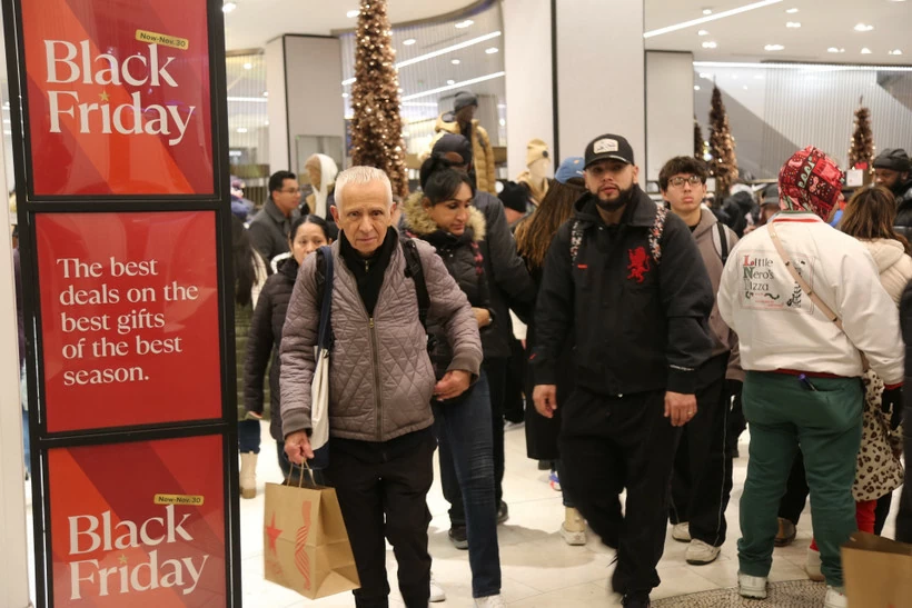 Người Mỹ thắt chặt chi tiêu mùa Black Friday giữa lạm phát và áp lực kinh tế Người tiêu dùng mua sắm dịp Black Friday tại New York, Mỹ. (Ảnh: THX/TTXVN)