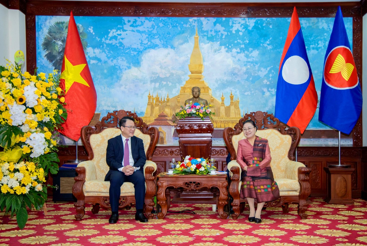 Lãnh đạo Bộ Tài chính chúc mừng 50 năm Quốc khánh nước Cộng hòa Dân chủ nhân dân Lào