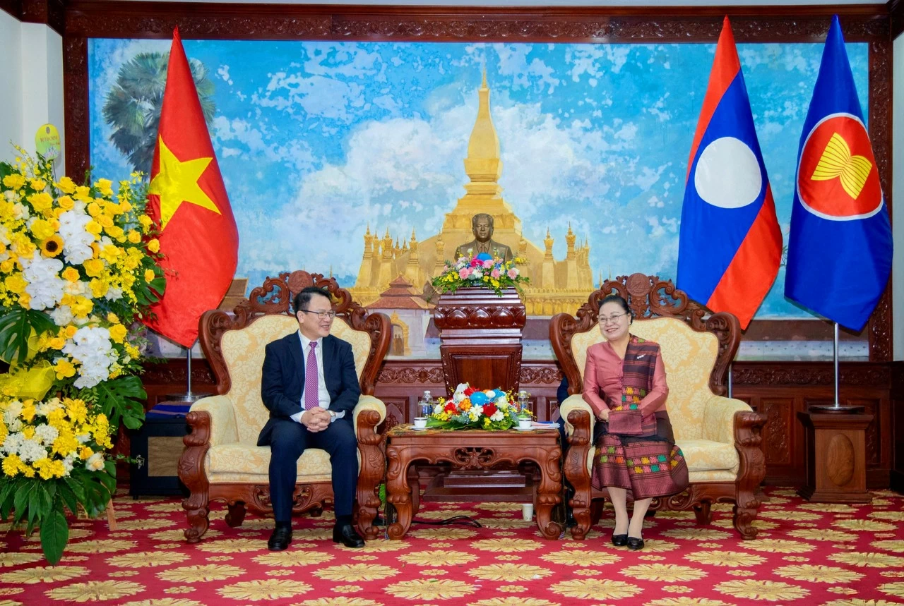 Lãnh đạo Bộ Tài chính chúc mừng 50 năm Quốc khánh nước Cộng hòa Dân chủ nhân dân Lào