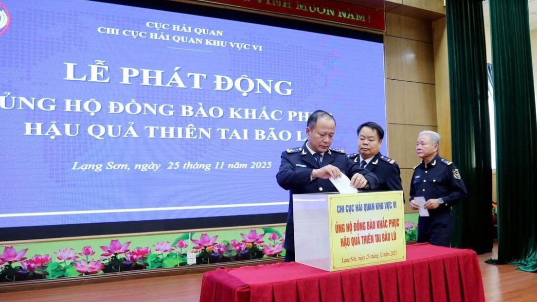 Hải quan Khu vực VI quyên góp ủng hộ đồng bào bị thiệt hại do bão số 14 gây ra