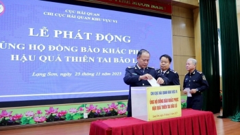 Hải quan Khu vực VI quyên góp ủng hộ đồng bào bị thiệt hại do bão số 14 gây ra