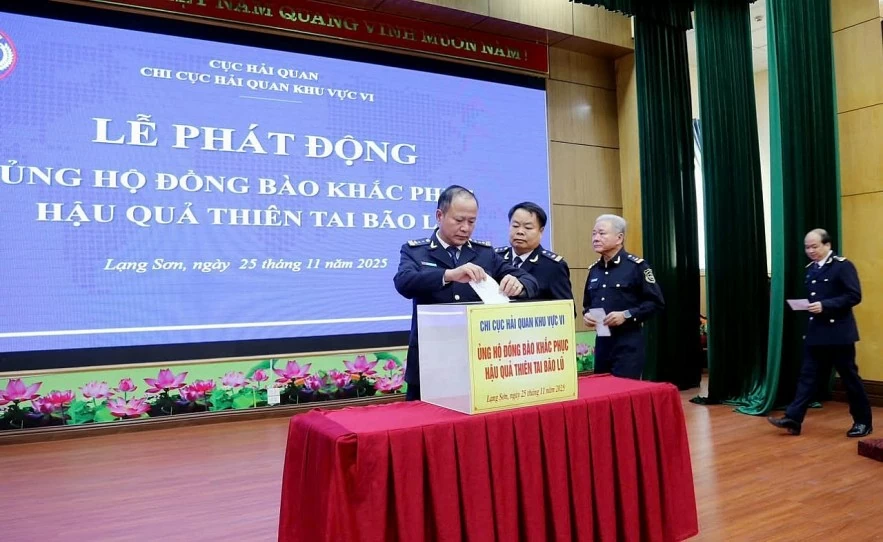 undefined Hải quan khu vực VI quyên góp ủng hộ đồng bào bị thiệt hại do bão số 14 gây ra