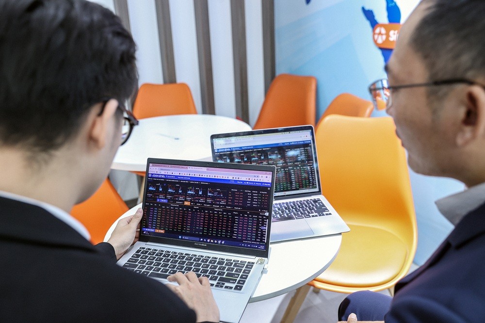 Chứng khoán ngày 25/11: Áp lực bán dồn về cuối phiên, VN-Index quay đầu điều chỉnh