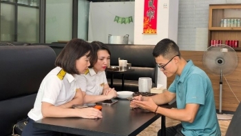 Công chức thuế đến từng khu chợ, tuyến phố hỗ trợ hộ kinh doanh