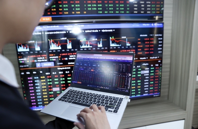 Chứng khoán ngày 26/11: Sắc xanh trở lại trên diện rộng, VN-Index vượt mốc 1.680 điểm