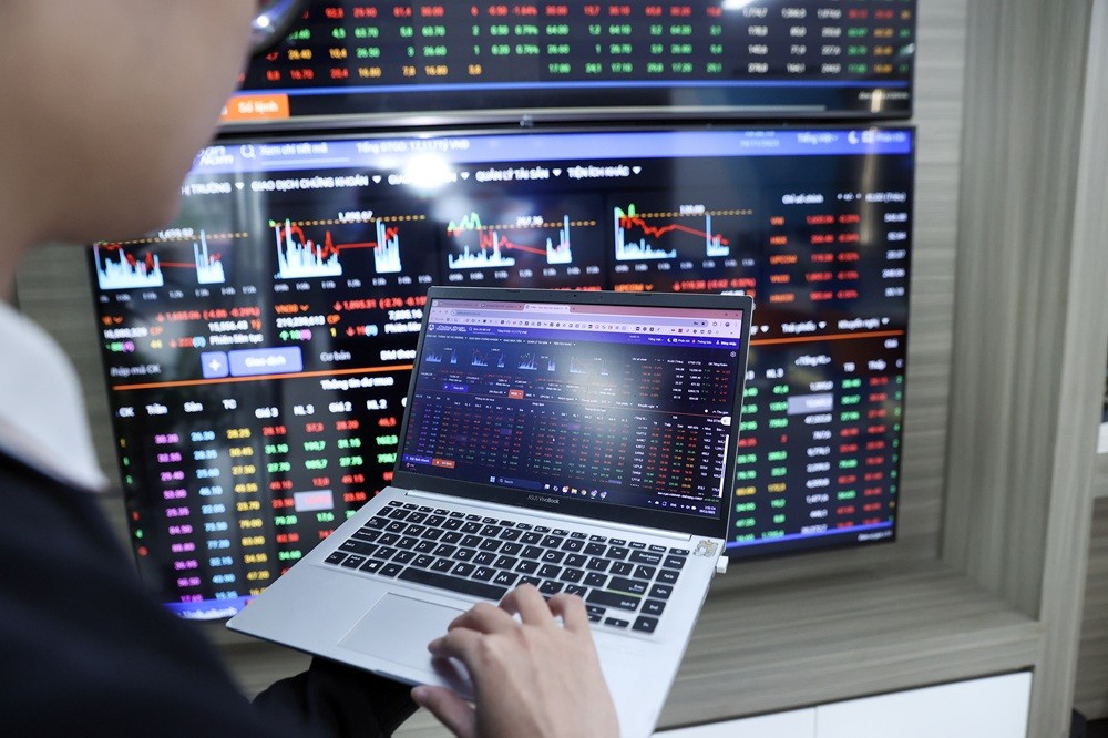 Chứng khoán ngày 26/11: Sắc xanh trở lại trên diện rộng, VN-Index vượt mốc 1.680 điểm Chứng khoán ngày 26/11: Sắc xanh trở lại trên diện rộng, VN-Index vượt mốc 1.680 điểm