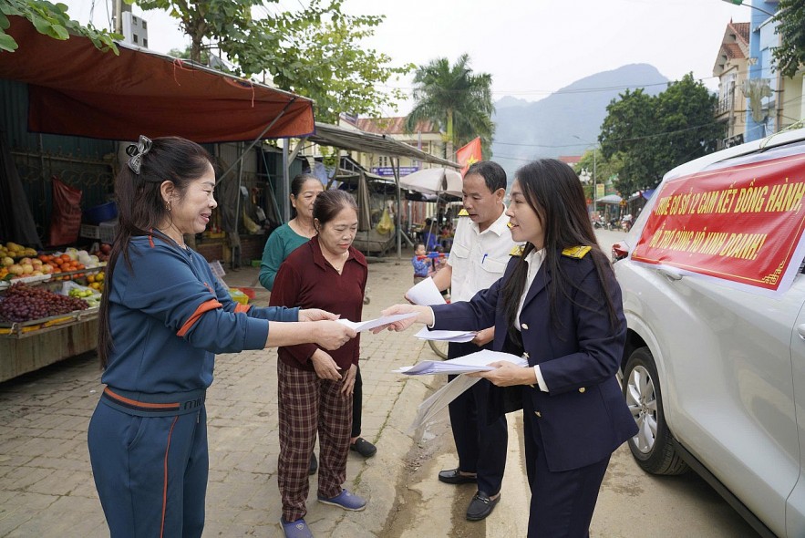 Phú Thọ: Thuế cơ sở 12 “đi từng ngõ, gõ từng hộ” hỗ trợ hộ kinh doanh Phú Thọ: Thuế cơ sở 12 “đi từng ngõ, gõ từng hộ” hỗ trợ hộ kinh doanh