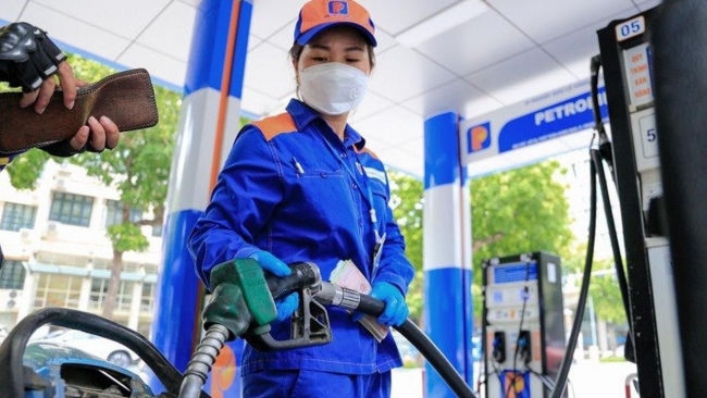 Ngày 28/11: Giá xăng dầu trong nước đồng loạt giảm mạnh, thế giới tăng