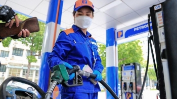 Ngày 28/11: Giá xăng dầu trong nước đồng loạt giảm mạnh, thế giới tăng