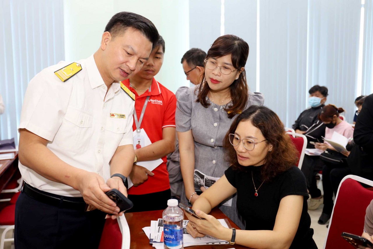 Cán bộ Thuế TP. Hồ Chí Minh sẽ đồng hành cùng từng hộ kinh doanh khi chuyển đổi Cán bộ Thuế TP. Hồ Chí Minh sẽ đồng hành cùng từng hộ kinh doanh khi chuyển đổi