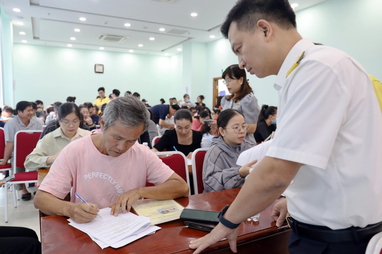 Cán bộ Thuế TP. Hồ Chí Minh sẽ đồng hành cùng từng hộ kinh doanh khi chuyển đổi Cán bộ Thuế TP. Hồ Chí Minh sẽ đồng hành cùng từng hộ kinh doanh khi chuyển đổi