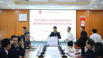 Thuế TP. Hải Phòng ủng hộ đồng bào bị ảnh hưởng bởi bão, lũ tại các tỉnh miền Trung