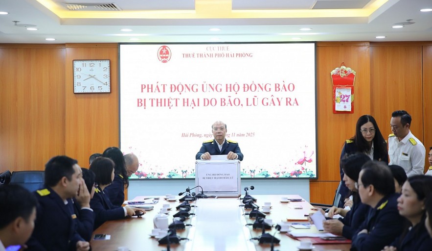 Thuế TP. Hải Phòng ủng hộ đồng bào bị ảnh hưởng bởi bão, lũ tại các tỉnh miền Trung