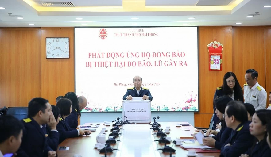 Thuế TP. Hải Phòng ủng hộ đồng bào bị ảnh hưởng bởi bão, lũ tại các tỉnh miền Trung