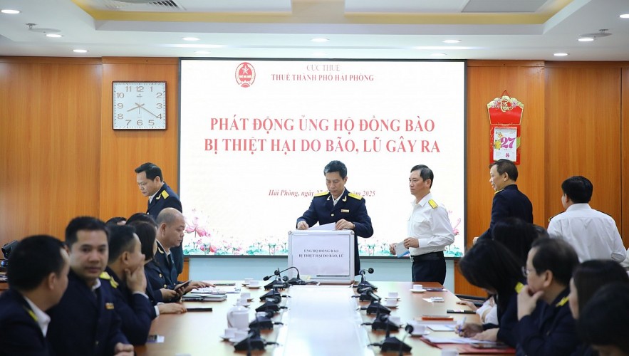 Thuế TP. Hải Phòng ủng hộ đồng bào bị ảnh hưởng bởi bão, lũ tại các tỉnh miền Trung