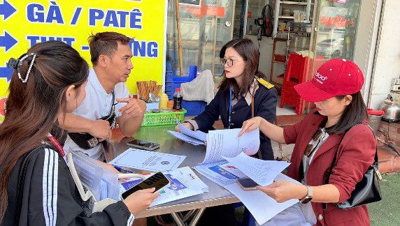 “Đi từng ngõ, gõ từng hộ” hỗ trợ để hộ kinh doanh hiểu, biết chuyển sang phương pháp kê khai “Đi từng ngõ, gõ từng hộ” hỗ trợ để hộ kinh doanh hiểu, biết chuyển sang phương pháp kê khai