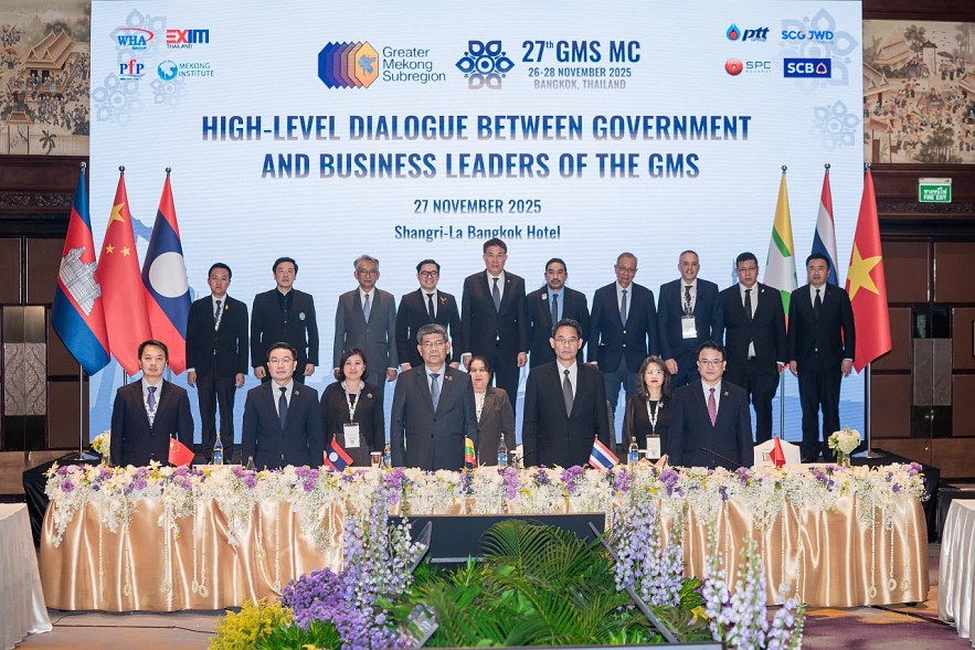 Nhấn mạnh cam kết trở thành một nền tảng mở và áp dụng các giải pháp của khu vực tư nhân Nhấn mạnh cam kết trở thành một nền tảng mở và áp dụng các giải pháp của khu vực tư nhân