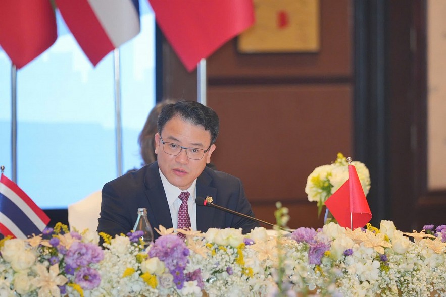 Nhấn mạnh cam kết trở thành một nền tảng mở và áp dụng các giải pháp của khu vực tư nhân Nhấn mạnh cam kết trở thành một nền tảng mở và áp dụng các giải pháp của khu vực tư nhân