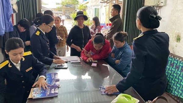 Thuế Cơ sở 3 TP. Đà Nẵng tổ chức điểm hỗ trợ lưu động cho hộ kinh doanh tại nhiều chợ