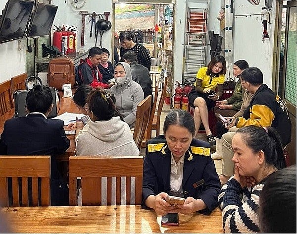 Thuế Cơ sở 3 TP. Đà Nẵng tổ chức điểm hỗ trợ lưu động cho hộ kinh doanh tại nhiều chợ