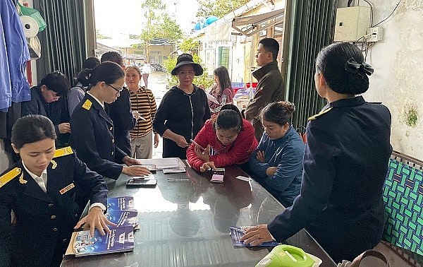 Thuế Cơ sở 3 TP. Đà Nẵng tổ chức điểm hỗ trợ lưu động cho hộ kinh doanh tại nhiều chợ